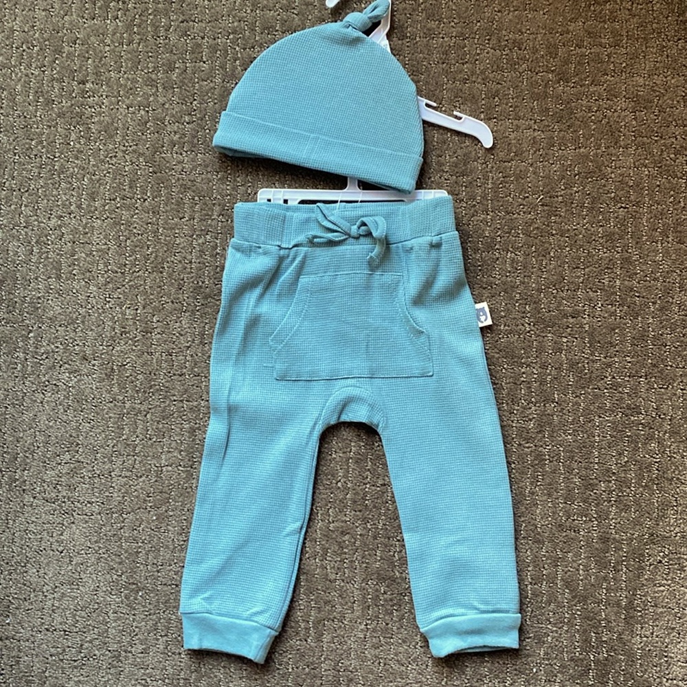 New w/o tags size 6-9 month baby joggers and matching hat. Rabbit + bear brand,